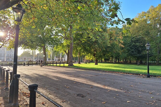 2 Hour Walking Tour from Buckingham Palace to Big Ben - Memorials along the Mall