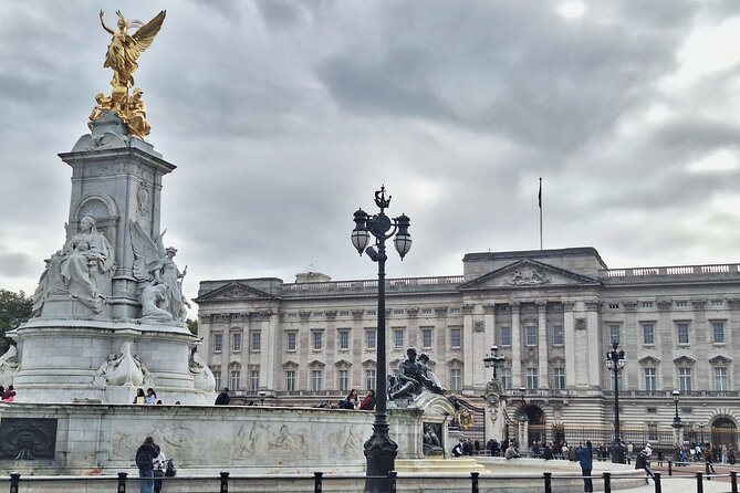 2 Hour Walking Tour from Buckingham Palace to Big Ben - Queen Victoria, Clarence House, and Tudor royal power
