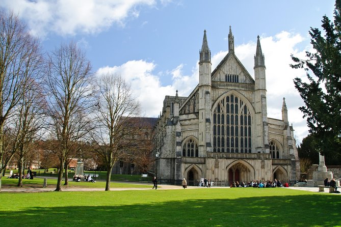 3-Day Isle of Wight and the Southern Coast Small-Group Tour from London - Runnymede adds a thoughtful final stop