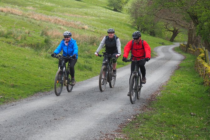 6hr Small Group Peak District eBike Tour - Chatsworth House and Edensor village