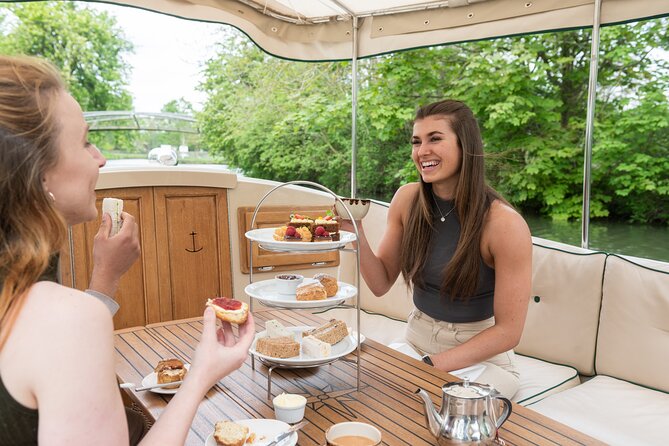 Afternoon Tea Sightseeing River Cruise in Oxford - Passing through Iffley Lock