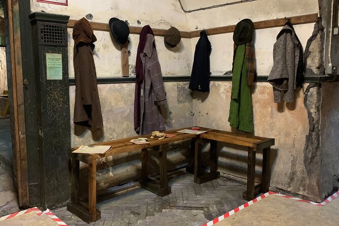 Air Raid Shelter + St. Nicholas Market Walking Tour - Going underground into the air raid shelter
