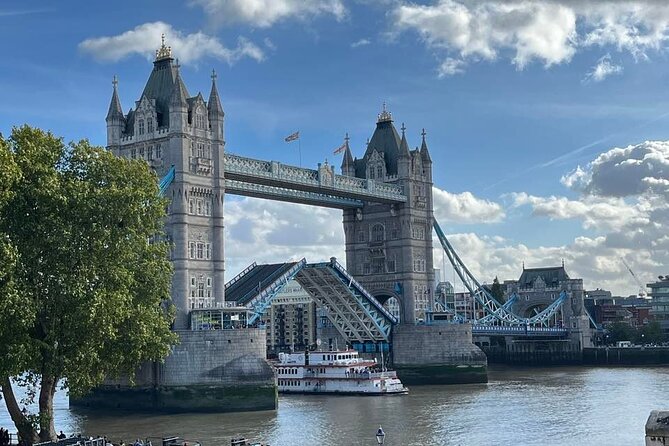Best of London Tour: Tower of London and Churchill War Rooms - A quick look at Tower Bridge