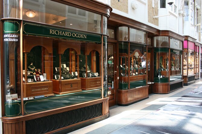 Bridgerton Tour in London - Berkeley Square brings in London’s private clubs