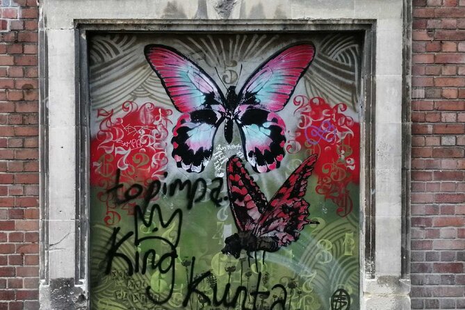 Bristol Street Art: Banksy Exploration Game and Tour - How the Questo app works on the street