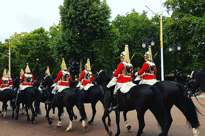 British Royalty walking tour including The Changing Of The Guard! - Why walking works well here