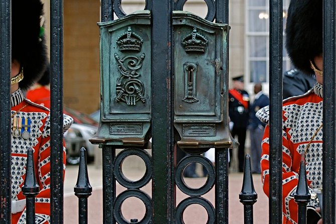 Buckingham Palace and Vintage Bus Tour of London - The changing of the guard and the morning schedule