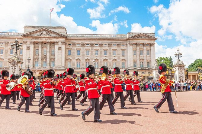 Buckingham Palace and Windsor Castle Self-Guided Tour with Coach - Why this royal double bill works