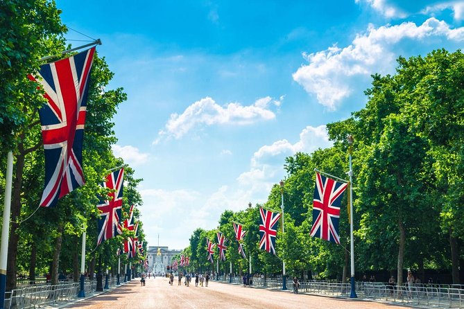Buckingham Palace and Windsor Castle Self-Guided Tour with Coach - Who should book this experience?