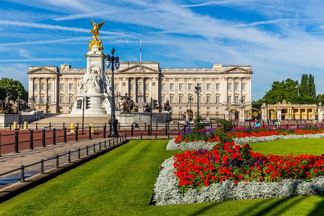 Buckingham Palace Exterior and Royal History Private Tour - Starting at Trafalgar Square with Britain’s story already in view