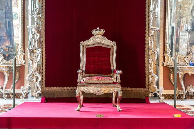 Buckingham Palace Exterior and Royal History Private Tour - Walking demands, families, and the best fit