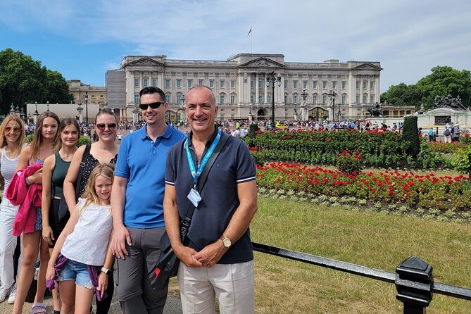 Buckingham Palace: Walking Tour with Entry & Audio Guide - Entering Buckingham Palace