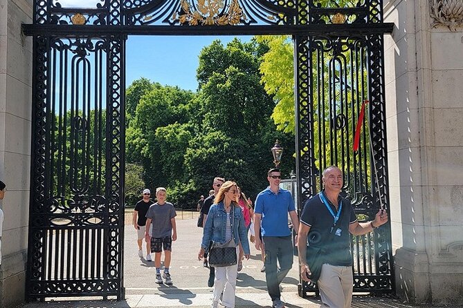 Buckingham Palace: Walking Tour with Entry & Audio Guide - Why the audio guide works well here