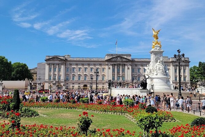 Buckingham Palace: Walking Tour with Entry & Audio Guide - Walking through St James’s Park