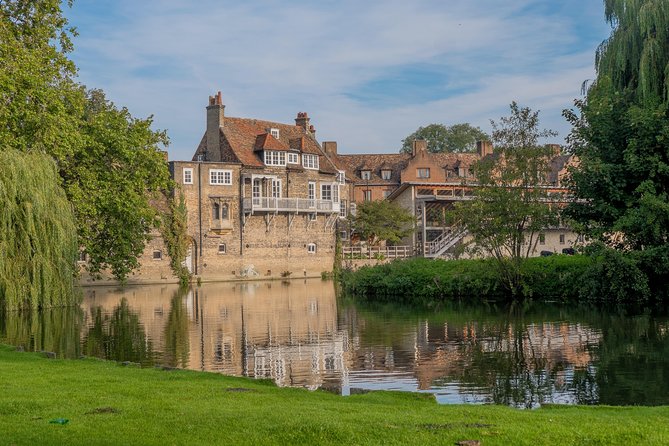 Cambridge University Colleges Guided Punting Tour - Queen Victoria’s favorite bridge