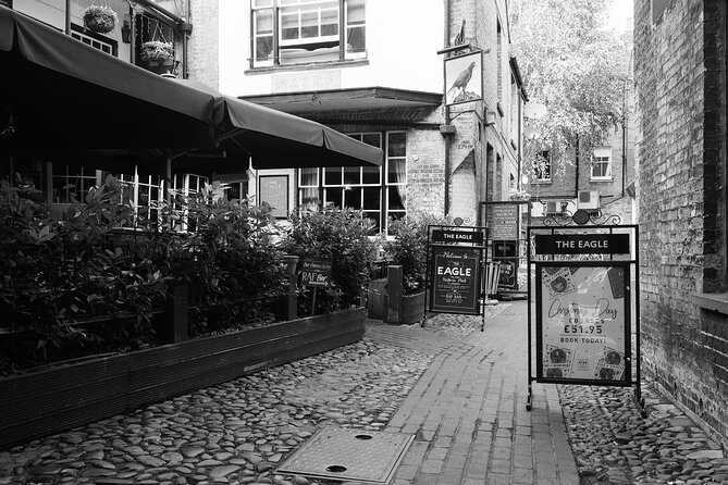 Cambridge University Ghost Tour by Alumni™ - Starting beneath the college towers at 6:00 pm