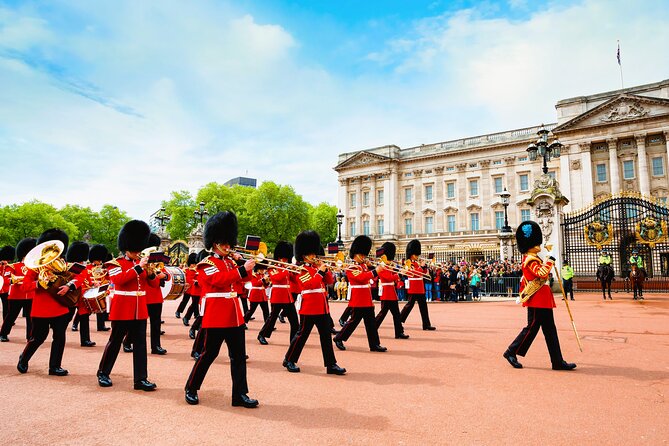 Changing of the Guard Guided Tour at Buckingham Palace - Seeing the Guard Through St James’s