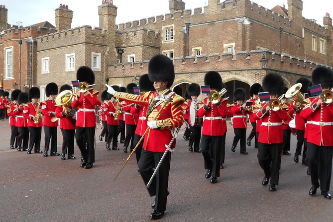Changing of the Guard Guided Walking Tour in London - Why this tour takes a better approach to the ceremony