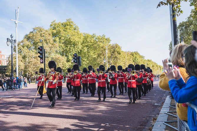 Changing of the Guard Guided Walking Tour in London - What the guides add to the experience