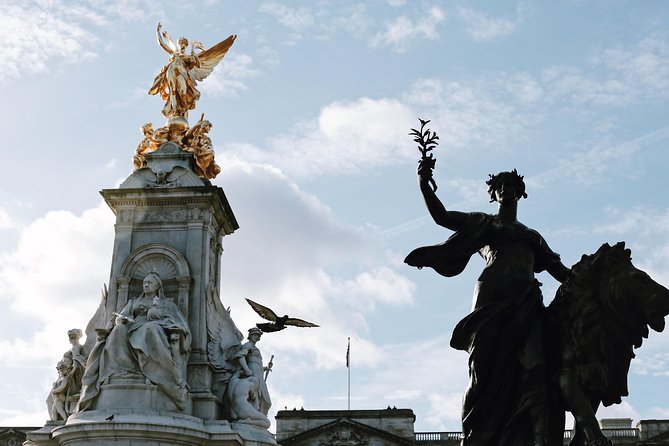 Changing of the Guard Guided Walking Tour Semi-Private 12ppl Max - Trafalgar Square begins the morning with public drama