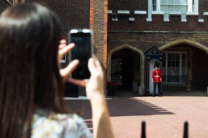Changing of the Guard & Royal Food Tour with 15+ Tastings - Starting at Piccadilly Circus at 9:45 a.m.