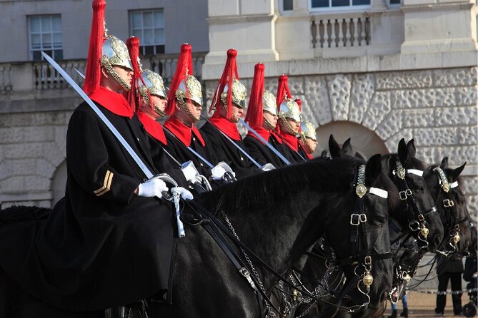 Changing of the Guard Small-Group Walking Tour in London - Buckingham Palace in a ten-minute royal stop