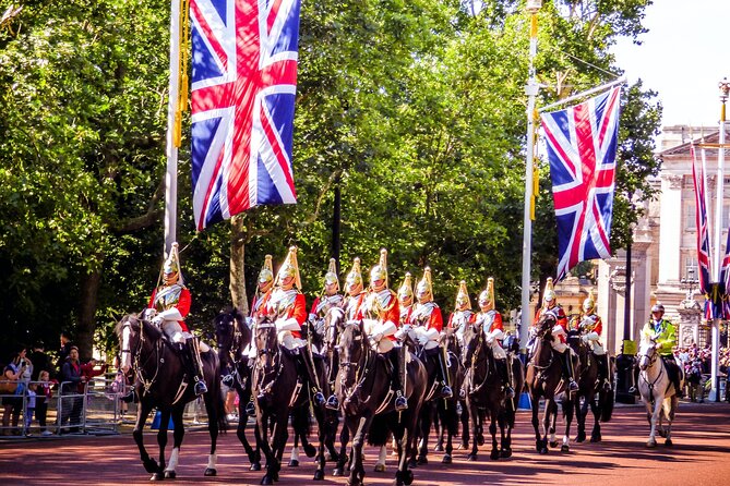 Changing of the Guard Walking Tour - Buckingham Palace without the forecourt crush