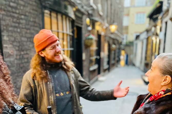 Christmas Lights and Markets Guided Walking Tour with Mulled Wine - What the guide quality means for your experience