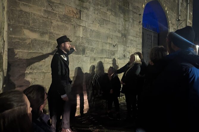 Dark History Walking Tour in Warwick - Warwick Castle’s coach house heist