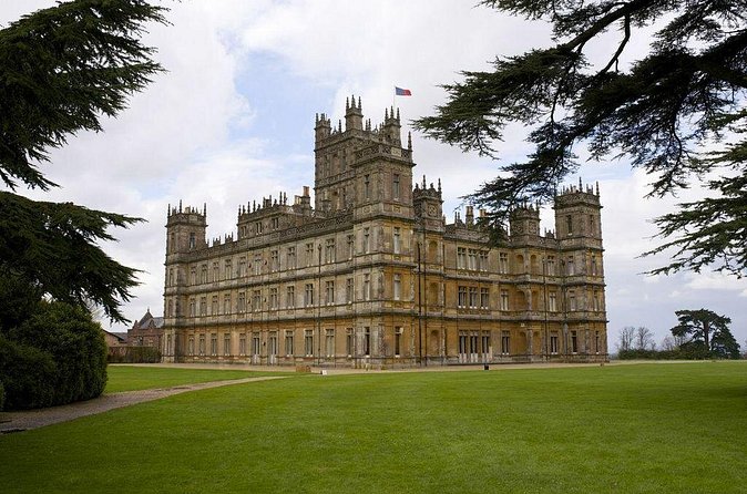 Downton Abbey and Highclere Castle Tour from London - The guide can make or break the day
