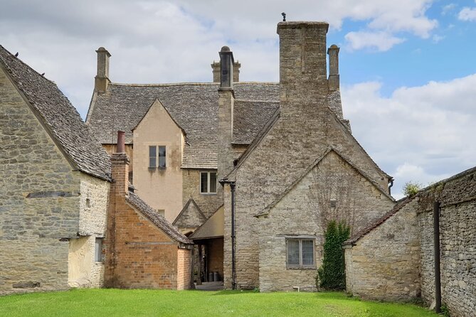 Downton Abbey Day In The Cotswolds Tour - Burford’s High Street and old stone buildings
