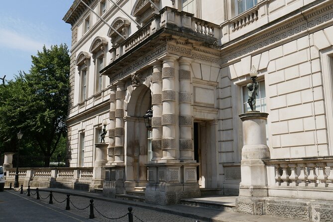 Downton Abbey Town and Country Tour from London by Private Black Taxi - A brief look at Downton in London