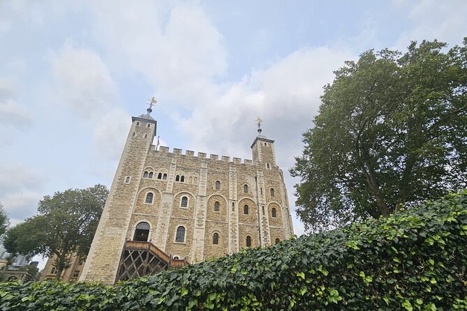 Easy Access Tower of London Crown Jewel Torture and Executions - White Tower armor and the Line of Kings