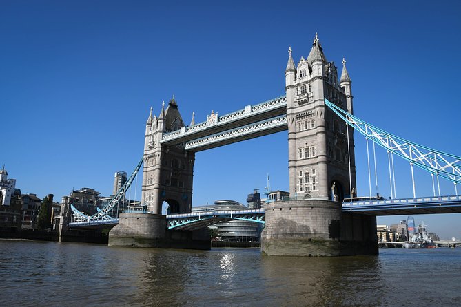 Explore Tower Bridge & London's Top 30 Landmarks Tour - Buckingham Palace and the royal start