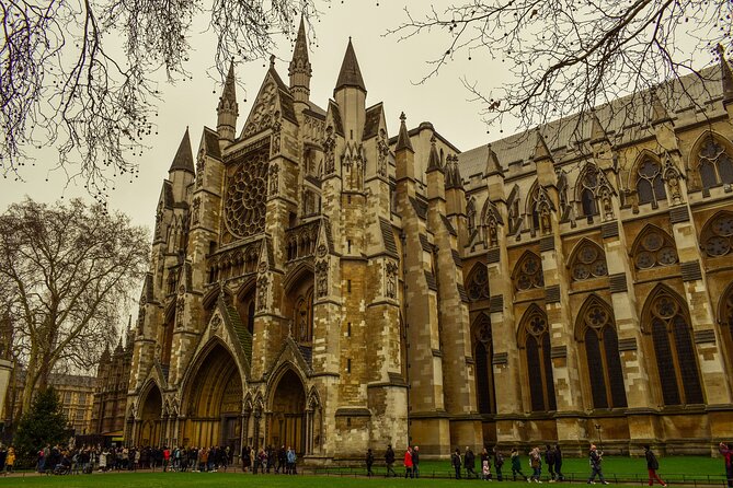 Full Day London Private Tour with Admissions to Iconic Landmarks - Trafalgar Square, the London Eye, and city views from the car