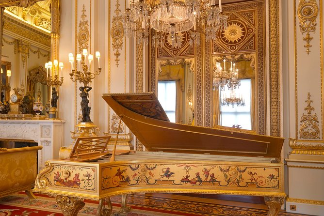 Full Royal Tour: Royal London & Buckingham Palace Tour - Entering Buckingham Palace