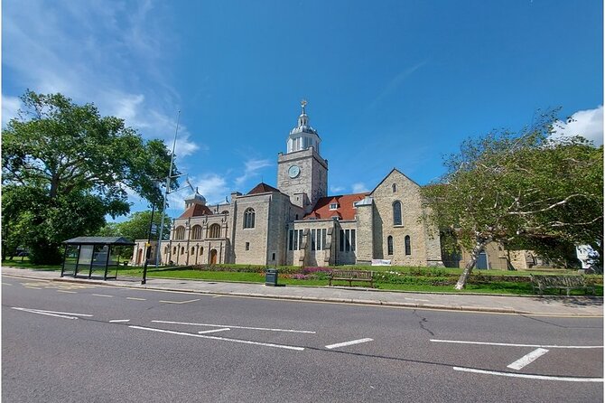 Guided Walking Tour of Portsmouth - A Portsmouth cathedral stop