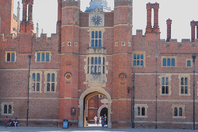 Hampton Court Guided Tour. Full day Access & High Tea - Who should book this experience?