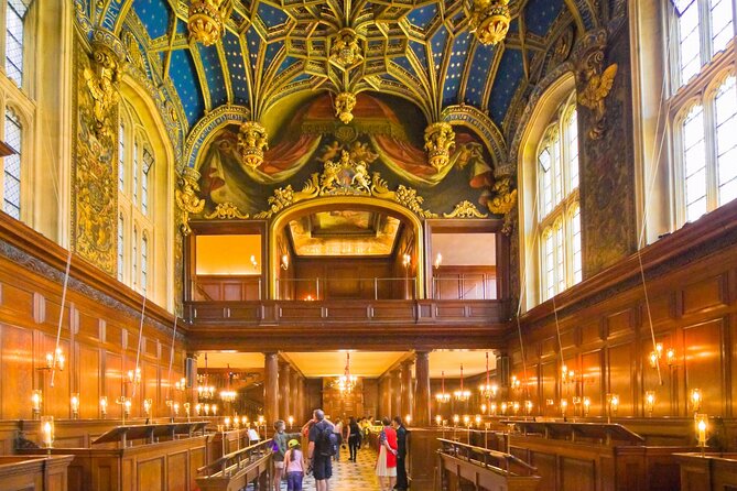 Hampton Court Guided Tour. Full day Access & High Tea - The palace tour: two hours of Tudor stories