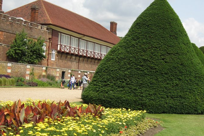 Hampton Court Palace 3hr tour: Henry VIII's & William III's intriguing Palaces - Why the private format is worth considering