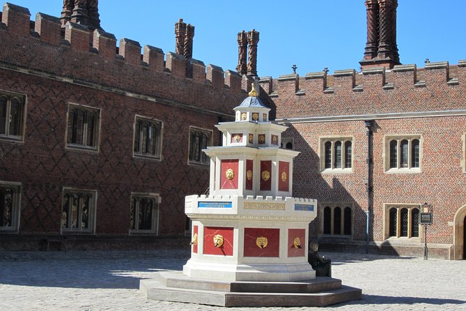 Hampton Court Palace 3hr tour: Henry VIII's & William III's intriguing Palaces - Pace, breaks, and access considerations