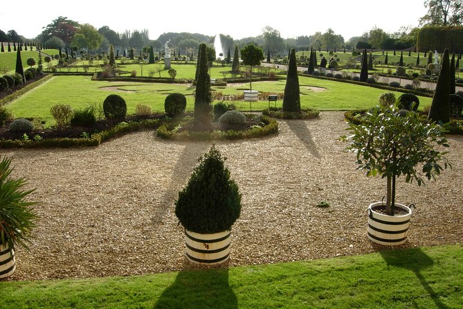 Hampton court palace private tour from London - Train from Waterloo or a central London car pickup