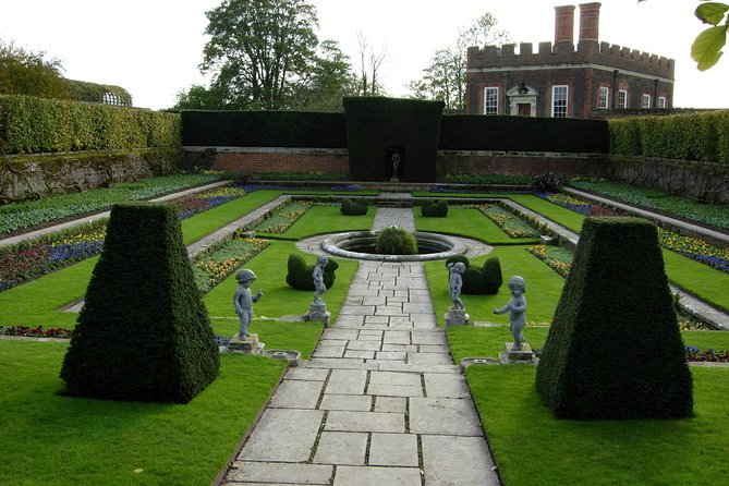 Hampton court palace private tour from London - A private guide changes the pace