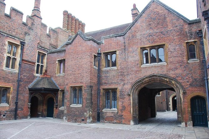 Hampton Court Palace Private Tour - Secrets of Henry VIII - Gardens, kitchens, and the parts you might remember best