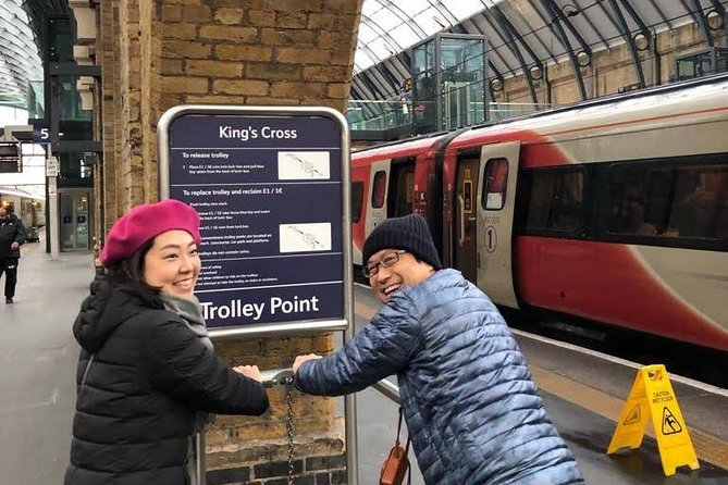 Harry Potters Magical Black Taxi Tour London - Platform 9 3/4 at King’s Cross