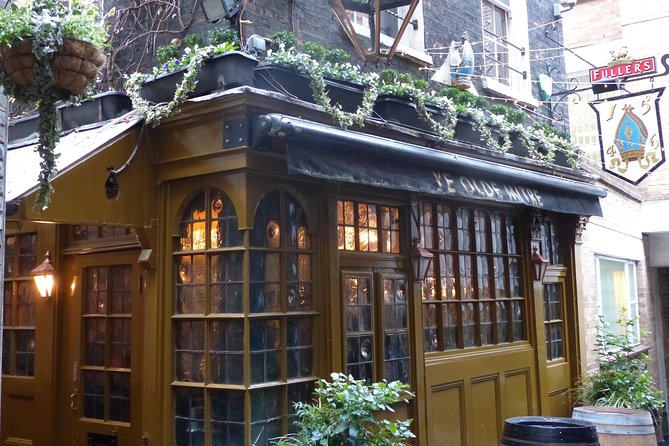 Historic Pubs of London - Temple Bar Memorial and its dragon