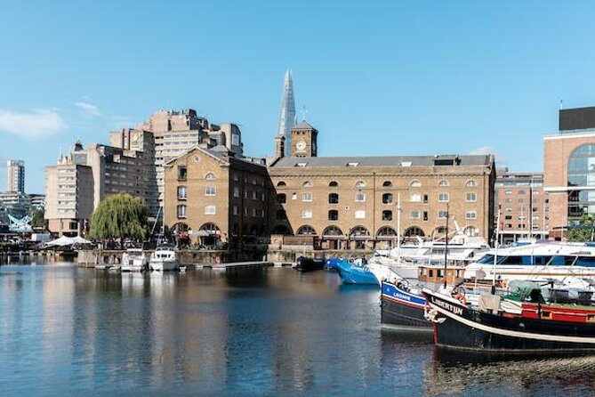 Historic walk of East Londons Wapping Docks and its famous Pubs - From Canary Wharf’s towers to old dock walls
