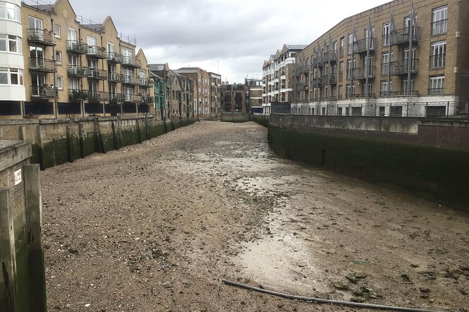 Historic walk of East Londons Wapping Docks and its famous Pubs - Reading the old warehouses around Limehouse
