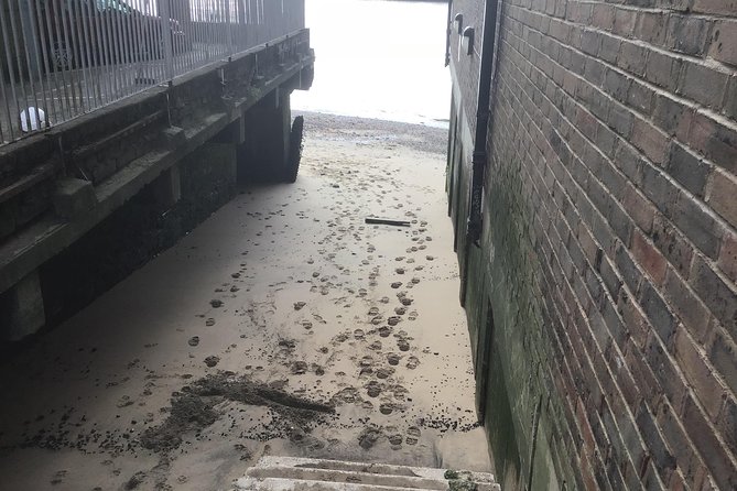 Historic walk of East Londons Wapping Docks and its famous Pubs - Churches, schools, and local philanthropy
