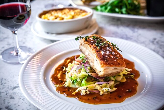 International Stand Up Comedy Showcase - Show & Dinner (Côte) - The comedy is lively, varied, and sometimes close to the edge